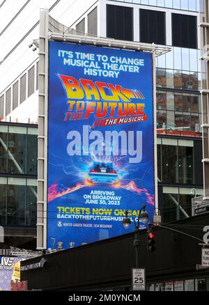 Panneau d'affichage de la comédie musicale « Back to the future » de broadway à Times Square, New York, NY on 8 décembre 2022. Photo de Charles Guerin/ABACAPRESS.COM Banque D'Images