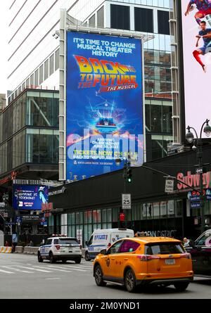 Panneau d'affichage de la comédie musicale « Back to the future » de broadway à Times Square, New York, NY on 8 décembre 2022. Photo de Charles Guerin/ABACAPRESS.COM Banque D'Images