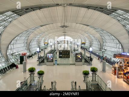 Bangkok, Thaïlande - 21 juillet 2022. Le niveau de départ du Concourse C à l'aéroport de Suvarnabhumi, avec peu de passagers en attente de vols. Banque D'Images