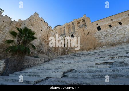 La porte occidentale (double) de Huldah et l'escalier monumental au mur sud du Mont du Temple dans le parc archéologique de Jérusalem. Banque D'Images