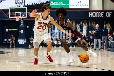 07 décembre 2022 Moraga, CA États-Unis Le garde des ours de l'État du Missouri Alston Mason (1) va au panier lors du match de basket-ball des hommes NCAA entre les ours de l'État du Missouri et les Gaels de Saint Mary. Saint Mary's Beat Missouri State 66-46 au pavillon de la University Credit Union Moraga Calif. Thurman James/CSM Banque D'Images