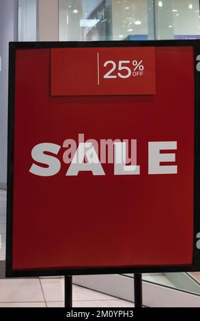 25 % de réduction en lettres blanches sur fond rouge. Business concept, le texte est écrit - 25 pour cent de rabais SUR LA VENTE. Personne, attention sélective Banque D'Images