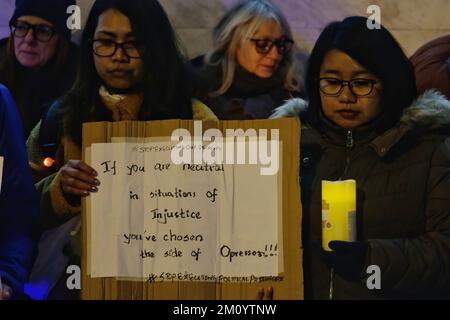 Londres, Royaume-Uni. 8th décembre 2022. La diaspora et les partisans birmans ont organisé une veillée aux chandelles à Marble Arch, en prévision de la Journée des droits de l'homme, le 10th décembre. L'événement a eu lieu pour commémorer les morts et montrer la solidarité avec les vivants. Après que la junte militaire ait pris le pouvoir en février 2021, des violations des droits de l'homme et des violations des droits de l'homme ont été commises à grande échelle contre les forces d'opposition et les civils ordinaires, y compris les enfants. Crédit : onzième heure Photographie/Alamy Live News Banque D'Images