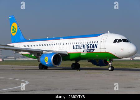 Uzbekistan Airways Express Airbus A320 train en taxi à l'aéroport de Tashkent en Ouzbékistan. Avion d'Ouzbékistan Express. Plan enregistré comme UK32012 Banque D'Images