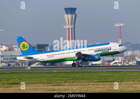 Uzbekistan Airways Express Airbus A320 atterrissage à l'aéroport de Tashkent. Avion d'Ouzbékistan Express avec Tachkent contrôle de la circulation aérienne Tour ATC derrière. Banque D'Images