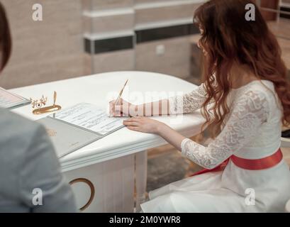 papier de signature pour mariée en robe blanche Banque D'Images