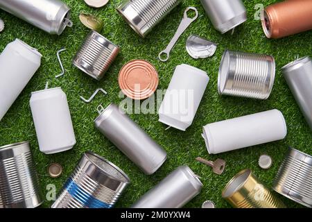 Beaucoup de boîtes, boîtes et bocaux en métal pour le recyclage. Déchets de nourriture et de boisson en aluminium. Emballage en acier. Concept de zéro déchet, mode de vie écologique et s Banque D'Images