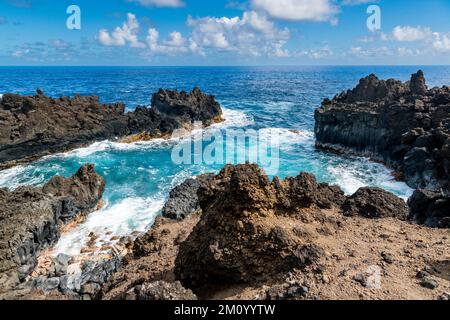 Crique avec eau claire bleue sur la côte volcanique du parc national de Maui Waiʻanapanapa, Maui Banque D'Images