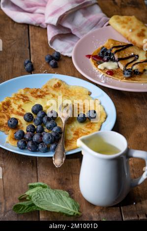 Crêpes aux myrtilles sur l'assiette Banque D'Images