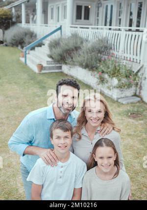 Béni avec le meilleur. une famille passant du temps ensemble à la maison. Banque D'Images