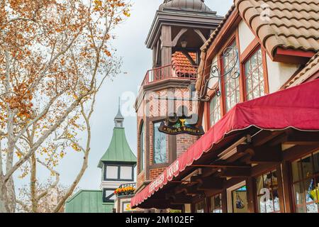 Solvang, Californie, États-Unis - magasin de spiritueux 8 décembre 2022 Copenhague à Solvang. Architecture, vue sur la rue. Banque D'Images