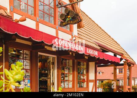 Solvang, Californie, États-Unis - magasin de spiritueux 8 décembre 2022 Copenhague à Solvang. Architecture, vue sur la rue. Banque D'Images