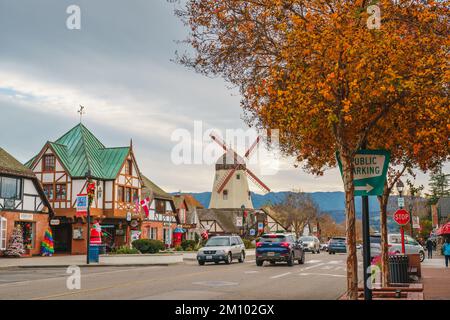 Solvang, Californie, Etats-Unis - 8 décembre 2022 Solvang main Street. Architecture, vue sur la rue, style danois traditionnel, petit Danemark en Californie Banque D'Images