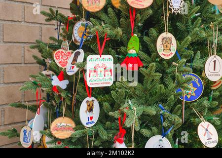 Solvang, Californie, Etats-Unis - Noël 8 décembre 2022 à Solvang. Gros plan des décorations sur un arbre de Noël. Solvang est un petit t populaire de Californie Banque D'Images