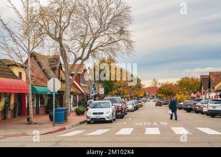 Solvang, Californie, Etats-Unis - 8 décembre 2022 Centre-ville de Solvang, restaurants avec des gens, vue sur la rue, touristes. Style danois, petit Danemark à Cali Banque D'Images