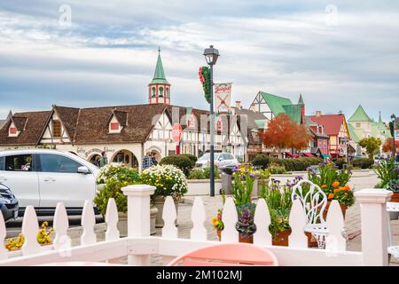 Solvang, Californie, Etats-Unis - 8 décembre 2022 Solvang main Street. Architecture, vue sur la rue, style danois traditionnel, petit Danemark en Californie Banque D'Images