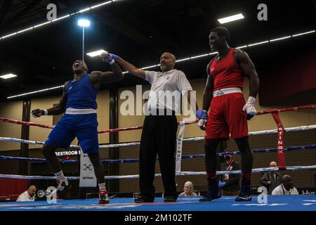 Lubbock, Texas, États-Unis. 8th décembre 2022. Demetrius Demeritte de Lawrenceville, GA (bleu) est déclaré vainqueur de son combat Adonis Alcime de Buffalo, NY dans un combat Elite Male 189lb semi-fin. Demeritte va passer en finale. (Image de crédit : © Adam DelGiudice/ZUMA Press Wire) Banque D'Images