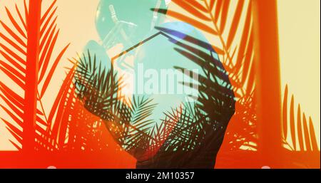 Joueur américain de football portant un casque tenant le ballon et debout au milieu des plantes orange, espace de copie. Composite, sport, compétition, illustration, verre Banque D'Images