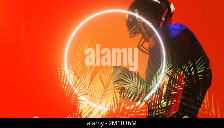Joueur américain de football portant un casque et tenant le ballon par un cercle lumineux et des plantes. Orange, espace copie, composite, sport, compétition, illustrateur Banque D'Images