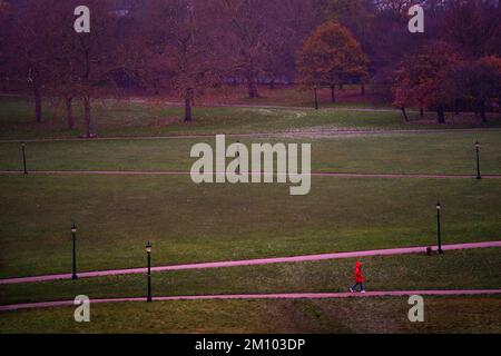 Une femme marche à travers Primrose Hill, Londres. Certaines parties du Royaume-Uni sont frappées par des conditions de gel. L'Agence britannique de sécurité sanitaire (UKHSA) a émis une alerte par temps froid de niveau 3 couvrant l'Angleterre jusqu'à lundi et le met Office a émis plusieurs avertissements météorologiques jaunes pour la neige et la glace dans certaines parties du Royaume-Uni au cours des prochains jours. Date de la photo: Vendredi 9 décembre 2022. Banque D'Images