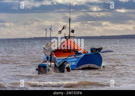 Un autre bateau de pêche à Coble est sorti de la mer après un voyage de pêche à Blyth, dans le Northumberland. Banque D'Images