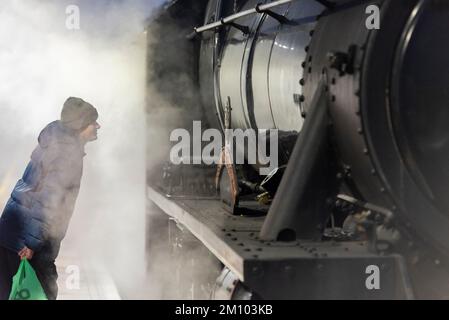 Leigh on Sea, Essex, Royaume-Uni. 9th décembre 2022. Un train à vapeur spécial de Noël va de Southend on Sea dans l'Essex à Chichester dans le Sussex pour donner à ses passagers la chance de visiter les marchés de yuletide et un service spécial de chants de noël. Le train est exploité par Steam Dreams et transporté par Stanier classe 5 numéro 45231 nommé «Sherwood Forester». La locomotive construite en 1936 est vue ici à la gare de Leigh on Sea à l'aube, en emportant des passagers et de l'eau pour son voyage. 45231 servi avec British Rail jusqu'aux derniers jours de la vapeur BR en 1968 puis passé en conservation. Pour les passionnés Banque D'Images