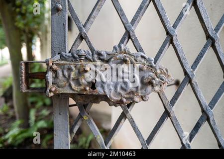Ancienne porte de jardin avec serrure Banque D'Images