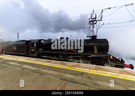 Leigh on Sea, Essex, Royaume-Uni. 9th décembre 2022. Un train à vapeur spécial de Noël va de Southend on Sea dans l'Essex à Chichester dans le Sussex pour donner à ses passagers la chance de visiter les marchés de yuletide et un service spécial de chants de noël. Le train est exploité par Steam Dreams et transporté par Stanier classe 5 numéro 45231 nommé «Sherwood Forester». La locomotive construite en 1936 est vue ici à la gare de Leigh on Sea à l'aube, en emportant des passagers et de l'eau pour son voyage. 45231 servi avec British Rail jusqu'aux derniers jours de la vapeur BR en 1968 puis passé en conservation Banque D'Images