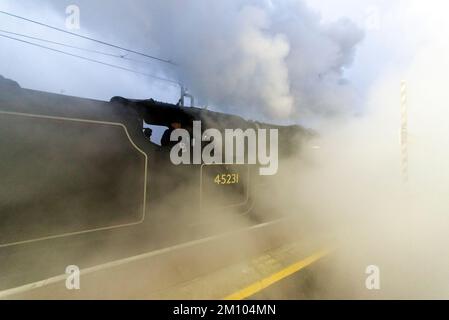 Leigh on Sea, Essex, Royaume-Uni. 9th décembre 2022. Un train à vapeur spécial de Noël va de Southend on Sea dans l'Essex à Chichester dans le Sussex pour donner à ses passagers la chance de visiter les marchés de yuletide et un service spécial de chants de noël. Le train est exploité par Steam Dreams et transporté par Stanier classe 5 numéro 45231 nommé «Sherwood Forester». La locomotive construite en 1936 est vue ici à la gare de Leigh on Sea à l'aube, en emportant des passagers et de l'eau pour son voyage. 45231 servi avec British Rail jusqu'aux derniers jours de la vapeur BR en 1968 puis passé en conservation. Enveloppé de fumée, s'enfuir Banque D'Images