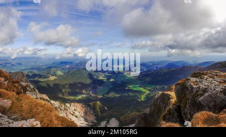 vue panoramique incroyable sur un paysage de montagne vallonné et ciel incroyable pendant la randonnée Banque D'Images
