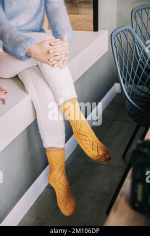 Confortable femme confortable en laine tricotée jaune hiver chaussettes, whi Banque D'Images