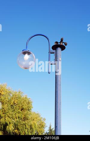 Anémomètre sur la rue lampe en plein air avec ciel bleu à l'arrière-plan dans une journée ensoleillée Banque D'Images