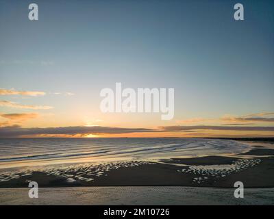 Alnmouth, Royaume-Uni. 9th décembre 2022. Météo au Royaume-Uni : lever du soleil sur la plage d'Alnmouth avec des morceaux de glace et de gel le long de la plage en raison de l'Arctic Blast qui frappe actuellement le Royaume-Uni. Credit: Bradley Taylor / Alamy Live News Banque D'Images