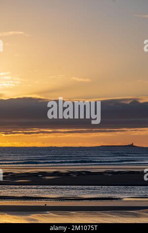 Alnmouth, Royaume-Uni. 9th décembre 2022. Météo au Royaume-Uni : lever du soleil sur la plage d'Alnmouth avec des morceaux de glace et de gel le long de la plage en raison de l'Arctic Blast qui frappe actuellement le Royaume-Uni. Credit: Bradley Taylor / Alamy Live News Banque D'Images