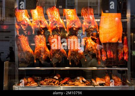 Canard croustillant chinois aromatique exposé dans une vitrine à China Town, Soho, Londres, Angleterre, Royaume-Uni. Banque D'Images