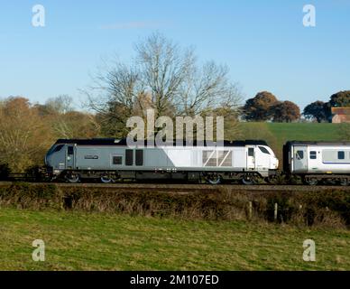 Chiltern Railways, classe 68, locomotive diesel n° 68010 « Oxford Flyer », direction d'un service de ligne principale, Warwickshire, Royaume-Uni Banque D'Images