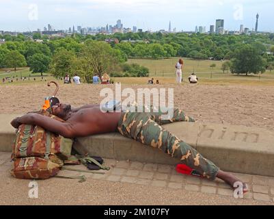 Lui, homme se reposant sur Primrose Hill, parc public, London Borough of Camden, sommet de colline, Londres, Angleterre, Royaume-Uni, NW1 Banque D'Images