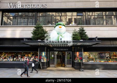 Raymond Briggs' Bonhomme en dehors de Waterstones flagship sur Piccadilly, Londres, UK Banque D'Images