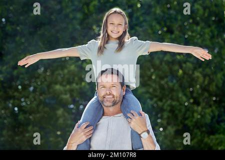 Je vous amuse bien. un homme passant du temps à l'extérieur avec sa fille. Banque D'Images