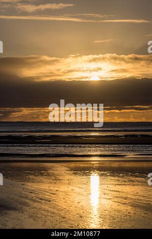 Alnmouth, Royaume-Uni. 9th décembre 2022. Météo au Royaume-Uni : lever du soleil sur la plage d'Alnmouth avec des morceaux de glace et de gel le long de la plage en raison de l'Arctic Blast qui frappe actuellement le Royaume-Uni. Credit: Bradley Taylor / Alamy Live News Banque D'Images