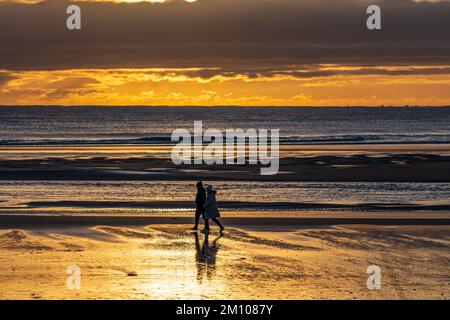 Alnmouth, Royaume-Uni. 9th décembre 2022. Météo au Royaume-Uni : lever du soleil sur la plage d'Alnmouth avec des morceaux de glace et de gel le long de la plage en raison de l'Arctic Blast qui frappe actuellement le Royaume-Uni. Credit: Bradley Taylor / Alamy Live News Banque D'Images