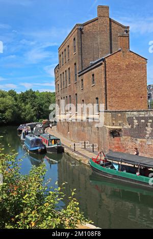 Bureau de charbon et canal atCoal Drops yard, développement de la vente au détail et du divertissement, au nord de Kings Cross, stable Street, Camden, Londres, Angleterre, ROYAUME-UNI, N1C 4DQ Banque D'Images