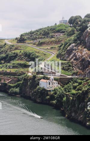 Un cliché vertical de la chapelle Capela do Senhor de Alem à Vila Nova de Gaia, le long de la rivière Duro Banque D'Images