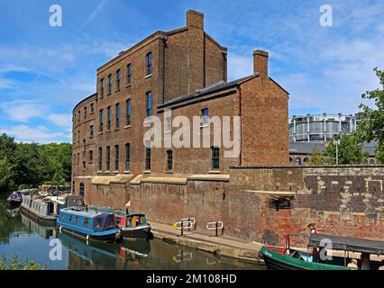 Bureau de charbon et canal atCoal Drops yard, développement de la vente au détail et du divertissement, au nord de Kings Cross, stable Street, Camden, Londres, Angleterre, ROYAUME-UNI, N1C 4DQ Banque D'Images