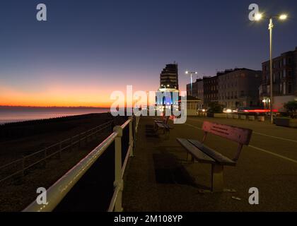 St Leonards sur la promenade de la mer au crépuscule. Cour maritime en arrière-plan. Banque D'Images