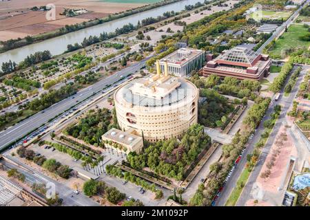 Vue aérienne du bâtiment du Gouvernement andalou connu sous le nom de Torre Triana, Séville, Espagne Banque D'Images