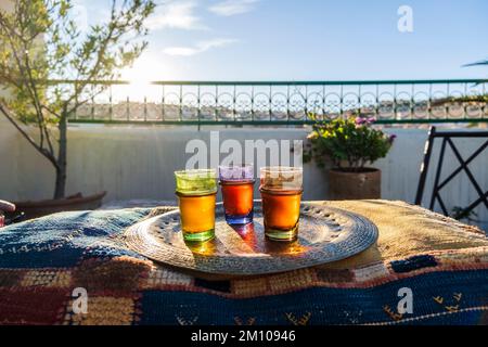 Délicieux thé à la menthe traditionnel servi sur le toit dans le centre-ville historique appelé medina à Fès, Maroc, Afrique du Nord Banque D'Images