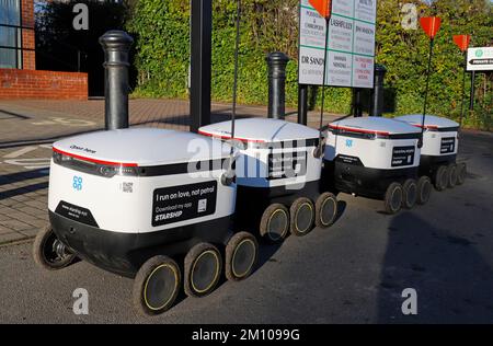 Coop livraison de produits d'épicerie robots livrant des produits d'épicerie à Adel, Leeds. - Un essai de trois mois. En attente de chargement à la boutique Coop Banque D'Images