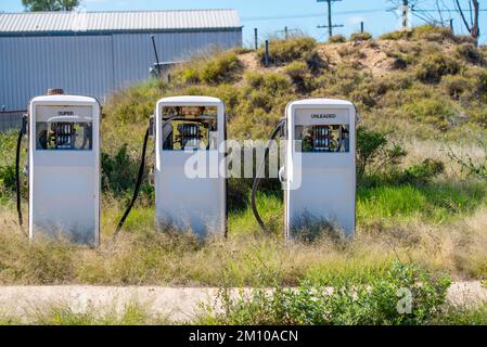 Trois bouteilles de carburant ou pompes à gaz abandonnées et désutilisées dans le village de Goodooga, dans l'Outback de la Nouvelle-Galles du Sud, en Australie Banque D'Images