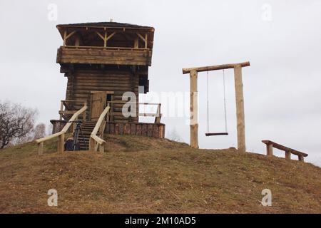 Château de Krevo. Tour de guet en bois, balançoire et banc sur la montagne de Yury par une journée nuageux Banque D'Images